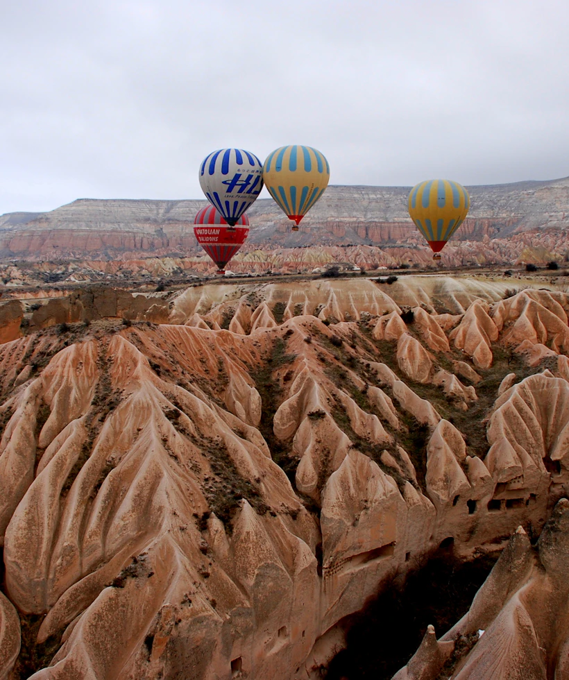 Heteluchtballonnen boven de rotslandschappen van Cappadocië