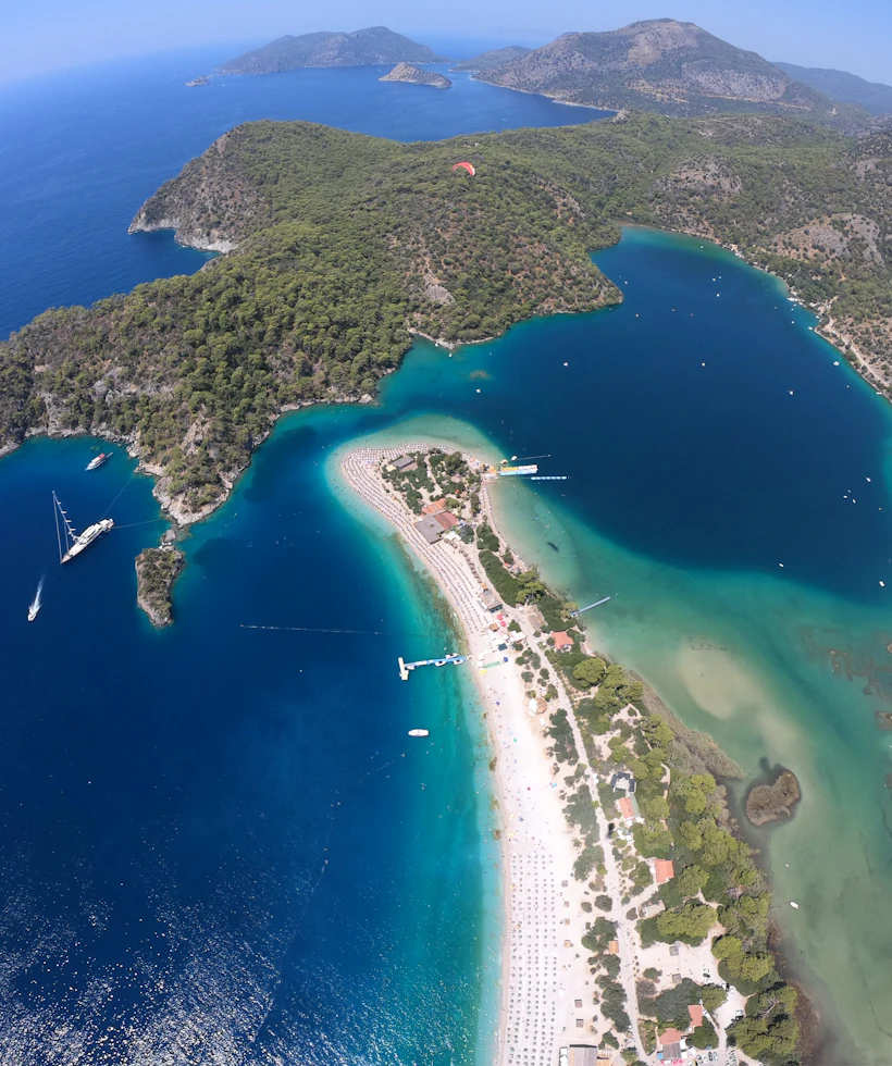 Het turquoise water en de groene kust bij Ölüdeniz