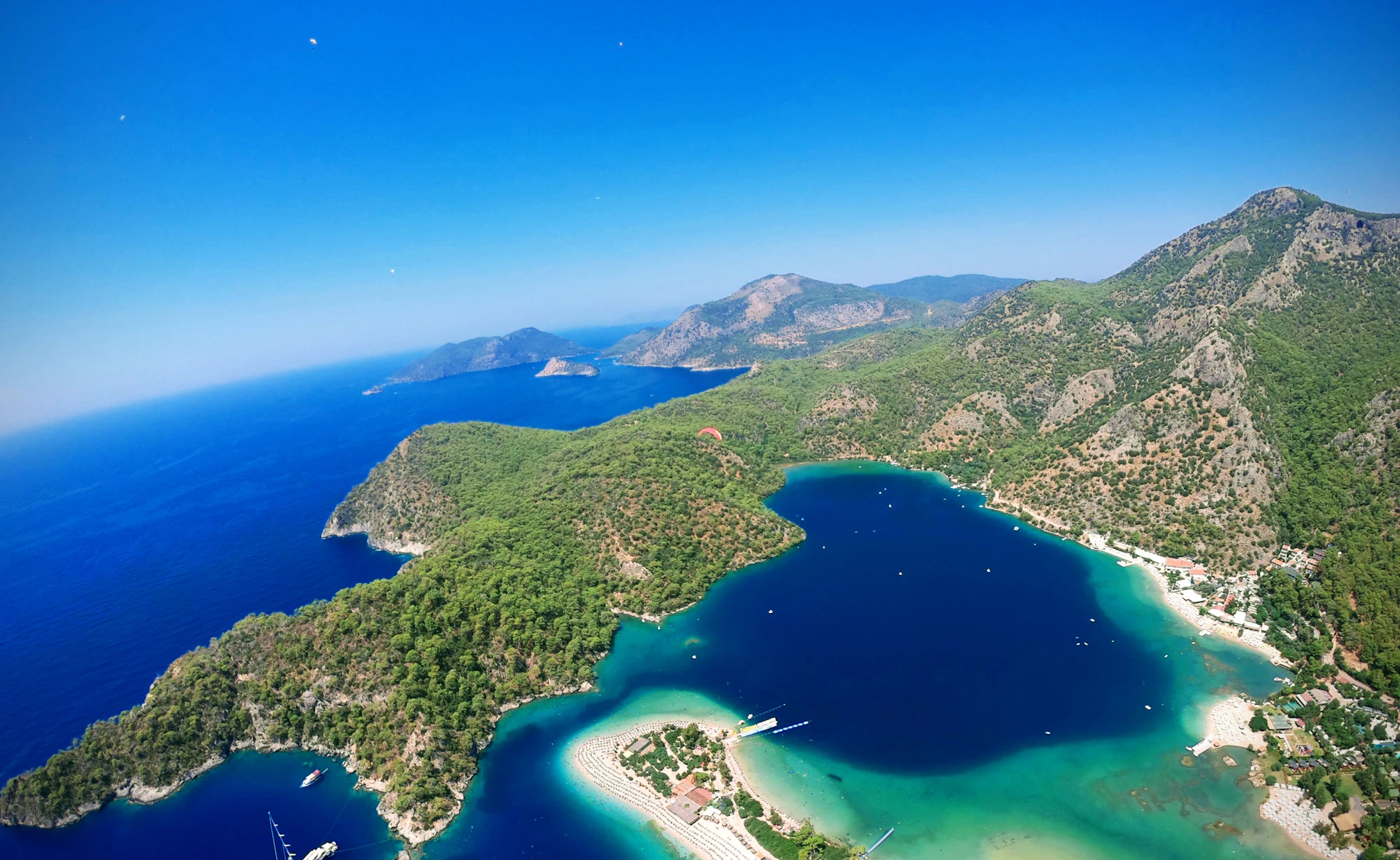 Het turquoise water en de groene kust bij Ölüdeniz